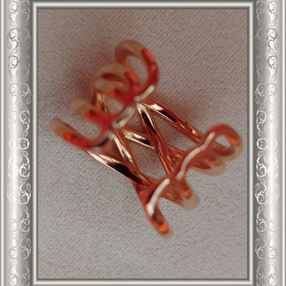 $180 Ashlynn Avenue gold ring size 7 - Picture 3 of 5